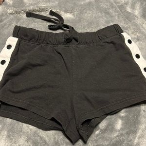 No boundaries snap side shorts